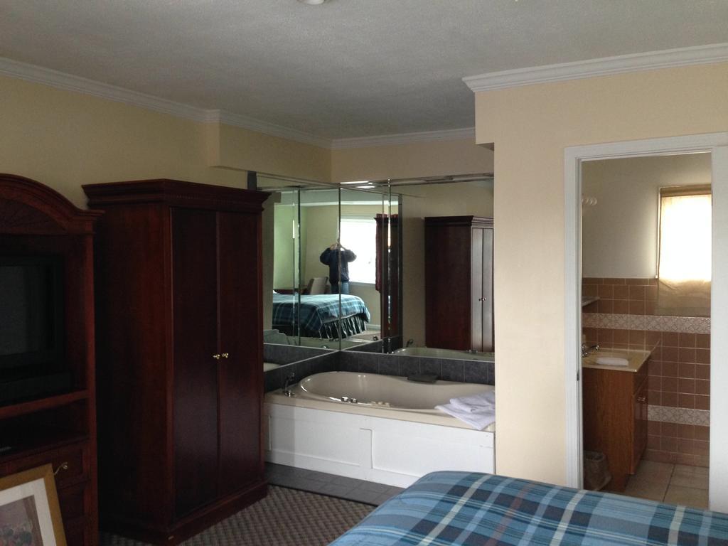 Relax Inn Webster Екстериор снимка