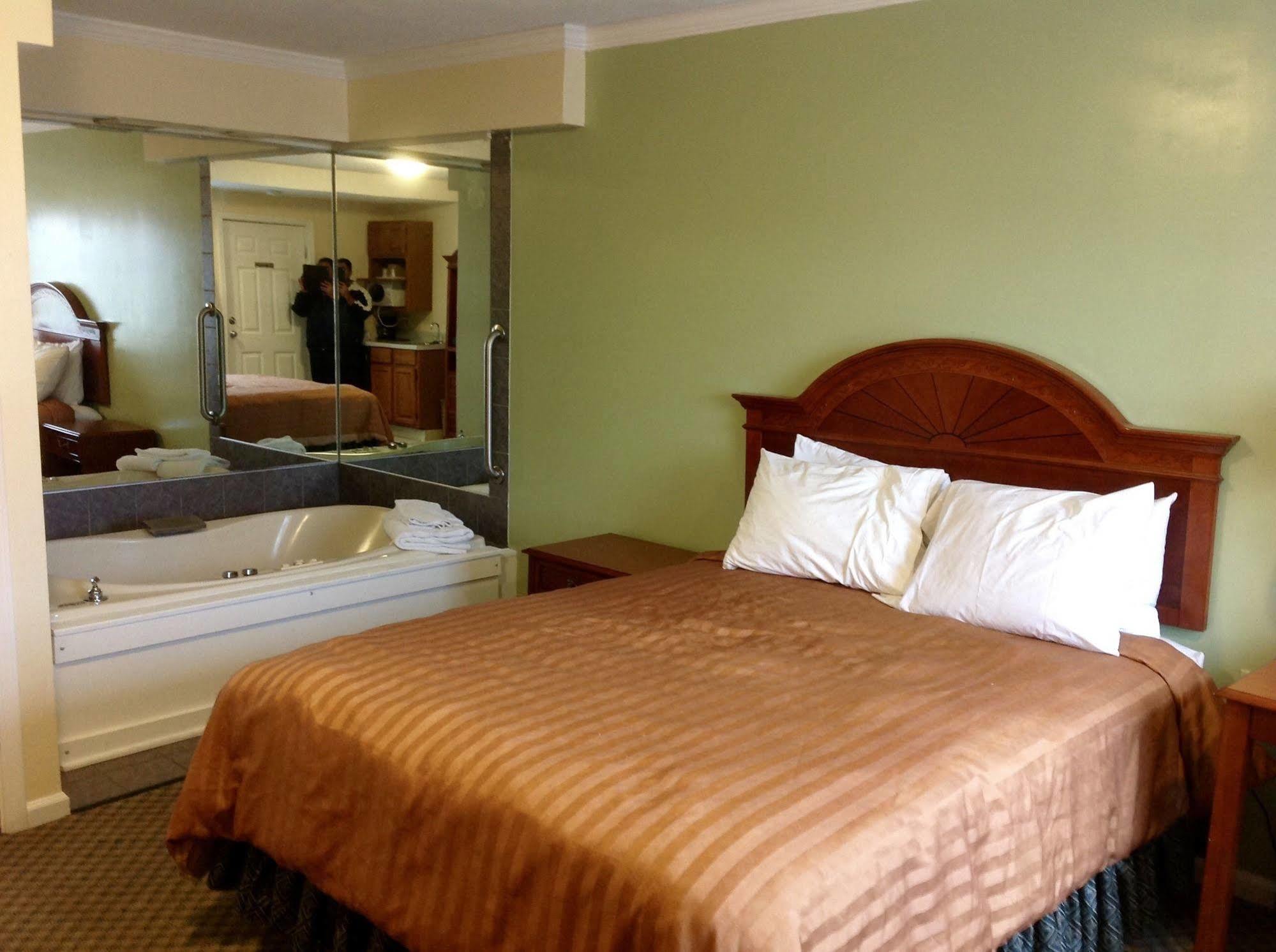 Relax Inn Webster Екстериор снимка